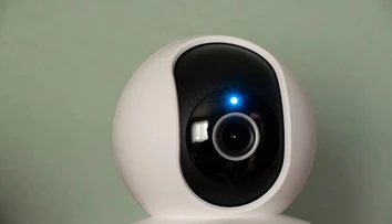 Ľudí špehujú v šatni aj vo verejných sprchách. Kamery vedia ukryť dokonca aj v pohári od kávy
