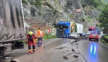 FOTO a VIDEO: Hromadná nehoda kamiónov a áut pod Strečnom. Cesta je neprejazdná