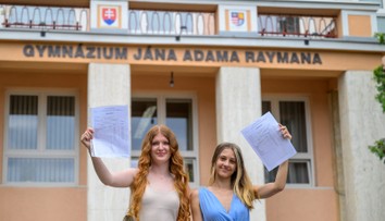 Prázdninovať budú skôr. Niektoré školy rozdávajú vysvedčenia v predstihu