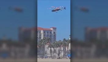 VIDEO: Hrôza pred očami dovolenkárov. Let helikoptéry nad plážou sa skončil desivým pádom