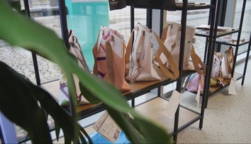 Kabelky z reklamných plagátov. Originálny nápad dáva nádej materiálu, ktorý by skončil na skládke