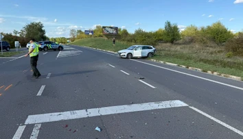 Zrážka auta s motocyklom pri Bratislave. Motorkára odviezli do nemocnice