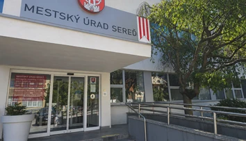 Striekačky voľne ležia na uliciach. Mesto rieši čoraz vážnejší problém