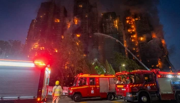 Bilancia obetí požiaru bytového komplexu v Hongkongu je hrozivá. Záchranári našli ďalšie telá