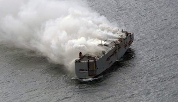 Poškodenú loď, na ktorej horeli autá, odtiahnu do prístavu