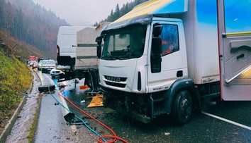 FOTO+VIDEO: Dopravná nehoda na Donovaloch. Kamionista dostal šmyk, čelne sa zrazil s odťahovkou