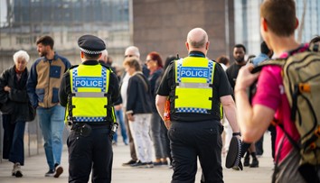 VIDEO: Piati policajti sa snažili spacifikovať podozrivého, nakoniec ho zložil starší pán so šedivou bradou