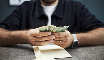 Muž našiel obálku obrovskej hodnoty, osobne ju vrátil. Z nálezného sa mu zakrútila hlava