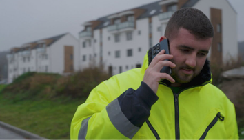Z jeho čísla ťahajú od ľudí peniaze a on sa nevie brániť. Podvodníci spravili Adriánovi zo života peklo