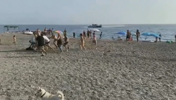 Scéna ako z filmu: Dovolenkári chytili pašerákov drog priamo na pláži