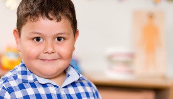 Obézne dieťa môže produkovať veľa estrogénu. Chlapcom hrozí zoženštenie