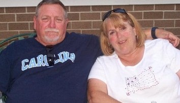 Manželmi boli 50 rokov. Zomreli na koronavírus vedľa seba, držiac sa za ruky