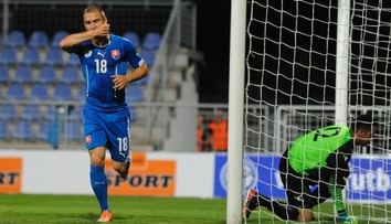 Schalke podpísal na kapote auta, majstrov sveta vyradil rukou. Legende najprv kopačky hodili do koša (príbeh)