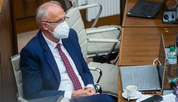 Štátny podnik a lesy sprevádza korupcia. Exminister Ján Mičovský aj preto odchádza z OĽaNO