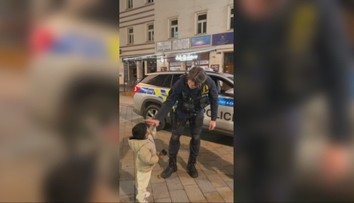 Video malého chlapca z Karlových Varov dojalo celé Česko. Milovník uniforiem je miestnou celebritou