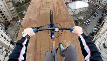 Šialený cyklista sa predvádza vo výške 40 metrov nad zemou