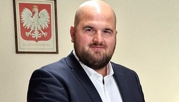 Lekár za rok zarobil 705-tisíc eur. Má jachtu a luxusné hodinky, no vedie zadlžené nemocnice