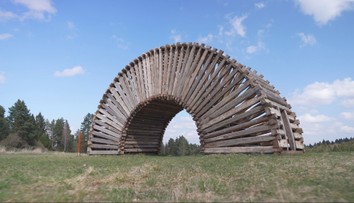 Slovenský raj má novu atrakciu. Unikátnu drevenú dúhu postavili z materiálu z rozobratej chalupy