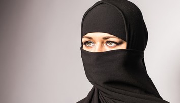 Do krajiny nevpustili Dánku, ktorá si odmietla sňať moslimský závoj