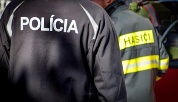 Policajti v bratislavskom nákupnom centre. Ľudí museli evakuovať