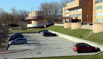 Pod oknami nemocnice v Petržalke našli mŕtveho muža