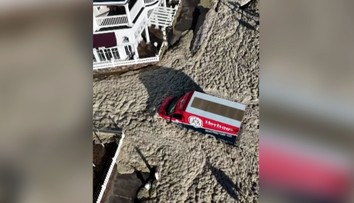 VIDEO: Pobrežie v USA zavalili nevábne nánosy morskej peny. Museli použiť snežné pluhy