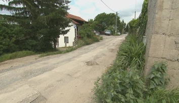 Niektoré ulice v Nitre vyzerajú ako poľné cesty. Ľudia aj autá sa brodia blatom
