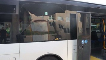 Rozčúlilo ho, že autobus zastavil pred priechodom. Muž rozbil okno vlastnou hlavou