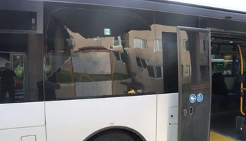 Rozčúlilo ho, že autobus zastavil pred priechodom. Muž rozbil okno vlastnou hlavou
