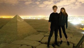 Dvojica porušila prísny zákaz. Vyliezli na pyramídu v Gíze a pózovali nahí