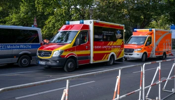 Vážna nehoda autobusu MHD. Po náraze do stromu sa zranilo 15 ľudí