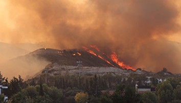 V Grécku sa už podarilo dostať pod kontrolu všetky požiare, na Rodose však stále platí stav núdze