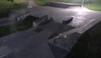 Uprostred parku sa objavila truhla s bielym krížom. Okamžite tam vyslali hliadku