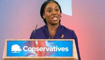 Na čele britskej Konzervatívnej strany bude prvýkrát žena tmavej pleti. Novou líderkou sa stane Kemi Badenochová