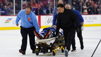 VIDEO: Mrazivé chvíle v NHL. Skúseného obrancu po zrážke s mladým Rusom odniesli na nosidlách