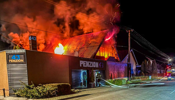FOTO+VIDEO: Pri požiari v penzióne v Sobranciach zomrel jeden z hostí. V meste vyhlásili mimoriadnu situáciu