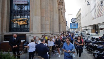 Najväčšia sieť kaviarní na svete už aj v Taliansku. Ľudia stáli v rade hodiny