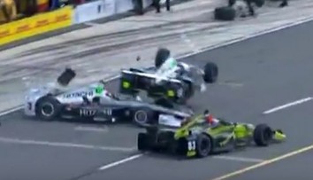 Hrozivá zrážka monopostov: Po prilbe mu prešlo koleso, on odkráčal po svojich