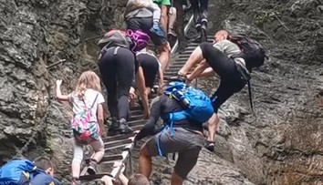 Drzí českí turisti nebezpečne predbiehali rodičov s deťmi na rebríkoch v Suchej Belej