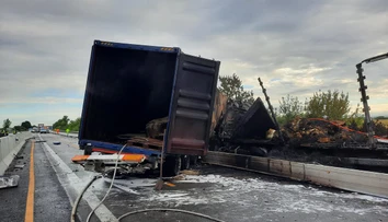 Tragická ranná nehoda na D2. Dva kamióny sa po zrážke ocitli v plameňoch, zahynuli obaja vodiči