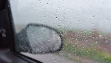 Zahmlené okná v aute? Tento lacný a jednoduchý trik ich udrží čisté a bez kvapiek