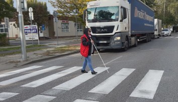 Streda je dňom bielej palice. Testovali, či vodiči zastavia nevidiacim čakajúcim na priechode