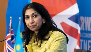 Sunak odvolal ministerku vnútra Bravermanovú, nahradil ju expremiér Cameron