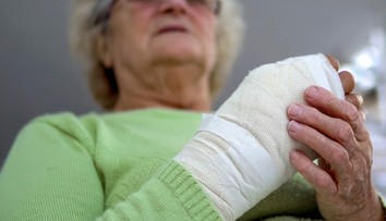 Prievidzská SAD musí žene zaplatiť vysoké odškodné, že si na hrboli zlomila ruku