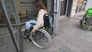 Sadli sme na invalidný vozík a vyrazili do mesta. Aj obyčajná cesta nás poriadne potrápila