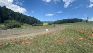 Motorkár na podujatí v Domaniži nezvládol skok a vrazil do divákov. Zranené sú štyri osoby, jedna ťažko