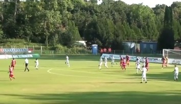 Volej, aký vidíme v prestížnych ligách. Takto sa v II. lige trafil hráč Bardejova