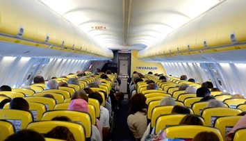 Absurdná scéna na palube lietadla. Cestujúci žuval stránky pasu, jeho spoločník ho chcel spláchnuť