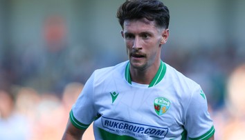 Bizarný moment na vrcholnej európskej scéne. Waleský šampión vyriešil problém s dresom originálnym spôsobom