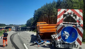 Nákladiak na D2 smerom do Česka vrazil do cestárov. Úsek bol neprejazdný